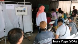 Antusiasme masyarakat terlihat di Puskesmas Kramat Jati, Jakarta Timur, di mana banyak dari mereka yang datang sejak pagi untuk mendapatkan vaksin dosis ketiga atau booster pada 12 Januari 2022. (Foto: VOA/Indra Yoga)