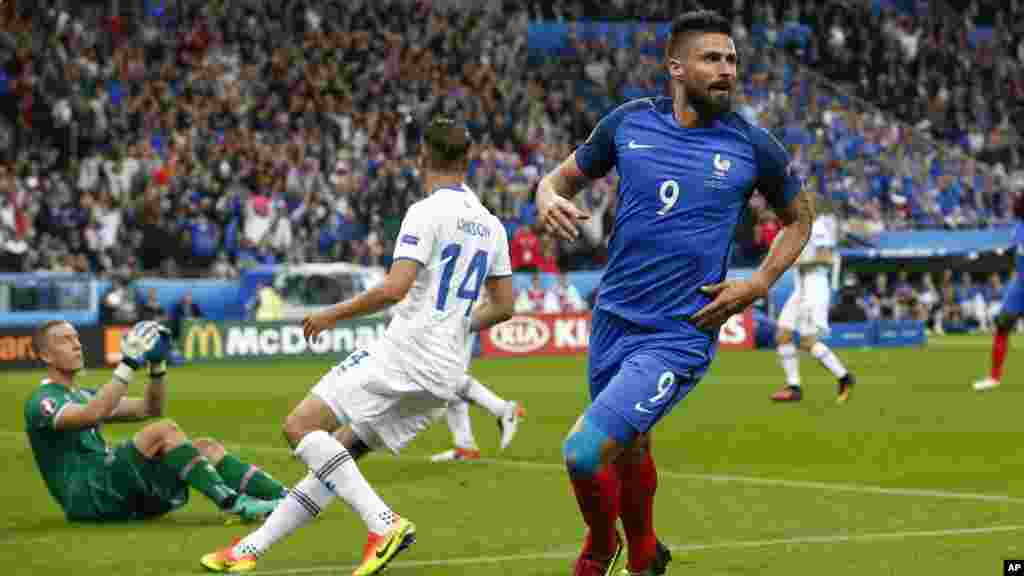 Olivier Giroud de la France célèbre après avoir marqué un but lors du match Euro 2016 des quart de finale entre la France et l&#39;Islande, au Stade de France, le 3 juillet, 2016.