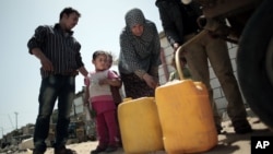 Warga Gaza antri untuk membeli air minum dari penjual di kamp pengungsi Khan Younis, Jalur Gaza (foto: dok). 