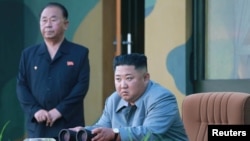 شمالی کوریا کے سپریم لیڈر کِم جونگ اُن میزائلوں کے حالیہ تجربات کا معائنہ کر رہے ہیں۔