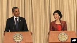 Presiden Amerika Barack Obama (kiri) dan Perdana Menteri Thailand Yingluck Shinawatra dalam konferensi pers di Bangkok, Thailand (18/11).
