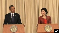 Presiden Amerika Barack Obama (kiri) dan Perdana Menteri Thailand Yingluck Shinawatra dalam konferensi pers di Bangkok, Thailand (18/11).