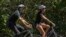 Malia Obama bersepeda bersama ayahnya, Presiden AS Barack Obama, dalam salah satu liburan keluarga di Martha's Vineyard di Massachusetts. (Foto: Dok)