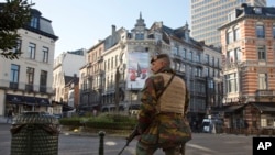 Seorang tentara Belgia berpatroli di distrik Sablon, Brussels (23/11). 