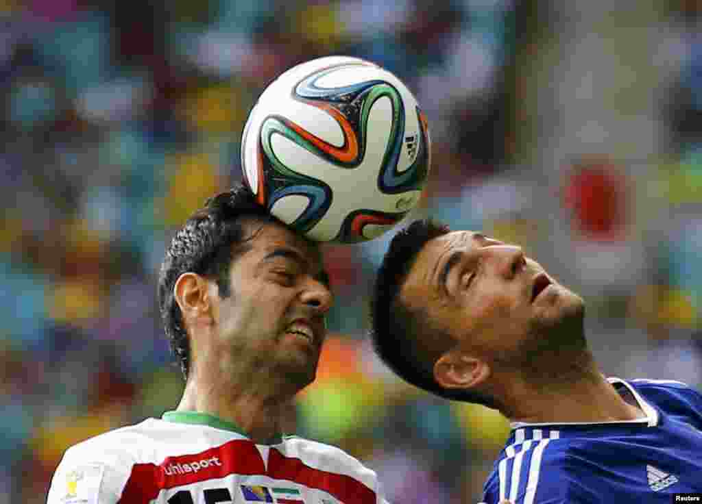 ایران کے مونتازیری اور بوسنیا کے ابیسیویک جمپ لگا کر فٹبال کو ہیڈر سے کھیلتے ہوئے