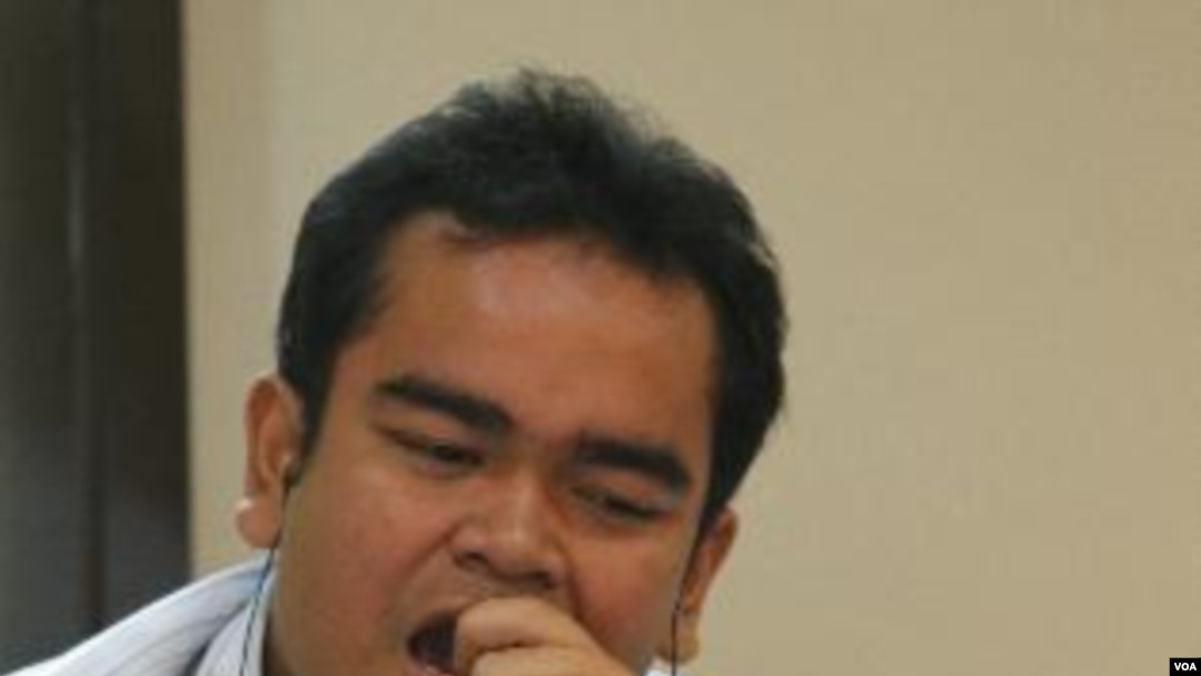 Seorang pialang Bank Mandiri Sekuritas di lantai perdagangan di Jakarta, Senin (8/8). Saham di Indonesia dan Singapura jatuh sekitar lima persen pada hari pertama perdagangan pekan ini.