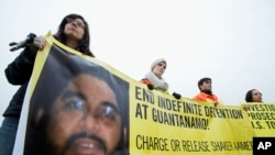 Activistas por los derechos humanos piden la liberación del británico-saudí, Shaker Aamer, quien finalmente fue entregado a Gran Bretaña este viernes.