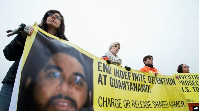 Activistas por los derechos humanos piden la liberación del británico-saudí, Shaker Aamer, quien finalmente fue entregado a Gran Bretaña este viernes.