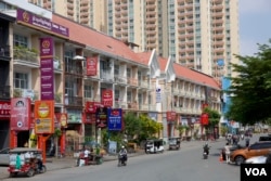 Stores and restaurants with Chinese's logos seen along a street nearby the Koh Pich Island, in Phnom Penh, in May 2019. (Kann Vicheika/ VOA Khmer)