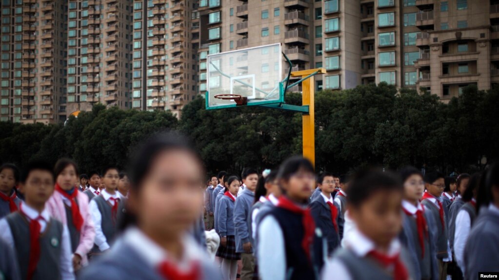 资料照：中国一所小学校的学生在操场上。(photo:VOA)