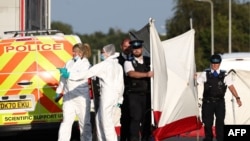 Petugas kepolisian dan tim forensik memasang barikade di area Hart Street di Southport, Inggris, pada 29 Juli 2024, menyusul penikaman yang terjadi di area tersebut. (Foto: AFP/Darren Staples)