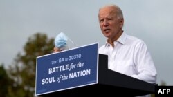 រូបឯកសារ៖ លោក Joe Biden នៅ​ពេលដែល​លោក ជា​បេក្ខជន​ប្រធានាធិបតី​នៃ​គណបក្ស​ប្រជាធិបតេយ្យ ថ្លែង​ក្នុង​ពេល​ជួបជុំ​មួយ នៅ​ទីក្រុង Atlanta រដ្ឋ Georgia កាលពី​ថ្ងៃទី២៧ ខែតុលា ឆ្នាំ២០២០។