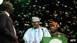 Le président nigérian Muhammadu Buhari est célébré alors qu'il est nommé candidat à la présidence du APC (Congrès progressiste) nigérian au pouvoir à Abuja le 6 octobre 2018.