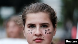 Seorang perempuan ikut serta dalam aksi protes menentang keputusan Mahkamah Agung AS yang membatalkan putusan Roe v. Wade mengenai aborsi, dalam sebuah aksi di Washington, D.C., pada 9 Juli 2022. (Foto: Reuters/Michael A. McCoy)