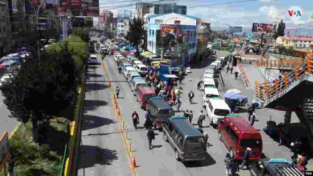 La normalidad vuelve a la ciudad de El Alto, en Bolivia. Pese a que existen escombros en la vía pública, vecinos y choferes se organizan para levantarlo y continuar con sus actividades diarias. Foto: Yuvinka Gozalvez - VOA.