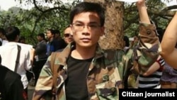 Ông Nguyễn Viết Dũng bị bắt hồi tháng Tư năm ngoái sau khi mặc bộ quân phục Việt Nam Cộng hòa để đi tuần hành chống kế hoạch cắt, chặt cây xanh ở thủ đô Hà Nội.