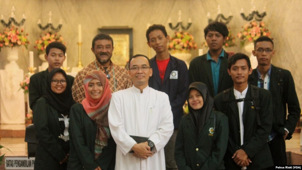 Mahasiswa UIN Sunan Ampel Hadiri Misa Perayaan Natal di Gereja Katedral Surabaya