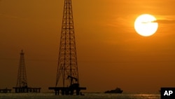 Pozos petroleros en el Lago Maracaibo, en el estado Zulia.