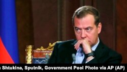 Medvedev je tačno pre deset godina bio u zvaničnoj poseti Srbiji, ali tada je bio na poziciji predsednika, koju danas obavlja Vladimir Putin - o čijem se mogućem dolasku govori krajem godine - u decembru. (Foto: Yekaterina Shtukina, Sputnik, Government Pool Photo via AP) 