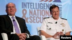 미 중앙정보국(CIA) 존 브레넌(왼쪽) 국장이 8일 워싱턴에서 진행된 제3차 연례 '정보와 국가안보' 회의에서 발언하고 있다. 오른쪽은 미 국가안보국(NSA) 국장 마이클 로저스 제독.