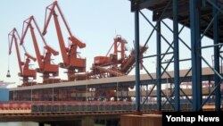 북한산 광물 수입을 하는 중국 랴오닝성 단둥항 내 화물 전용 부두의 지난해 3월 모습. 