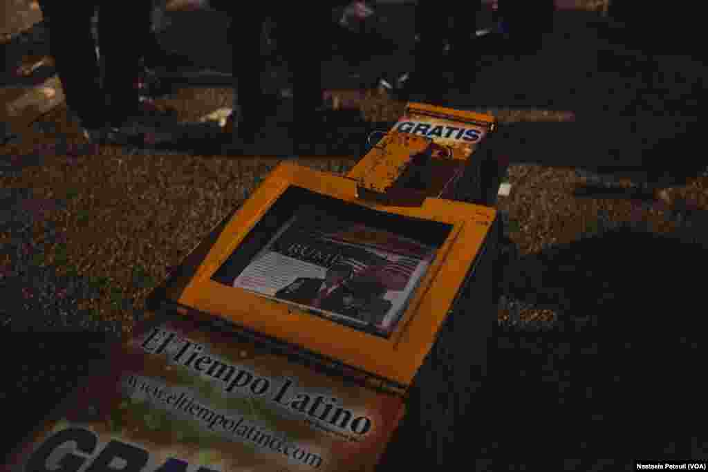 Sur la place Franklin, un kiosque à journaux a été poussé sur le sol, à Washington DC, le 20 janvier 2017. (VOA/Nastasia Peteuil)