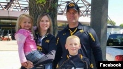 Kevin Wayne Sharp, 41, Amy Marie Sharp, 38, Sterling Wayne Sharp 12, and Adrianna Marie Sharp, 7 son los miembros de una familia estadounidense de Creston, Iowa, que fueron encontrados muertos en el condominio que habían alquilado para vacacionar en Tulum, México. La policía dice que no encontró huellas de violencia. Foto: Facebook.