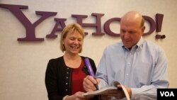 La directora ejecutiva de Yahoo, Carol Bartz, y el director ejecutivo de Microsoft, Steve Ballmer, firman el acuerdo.