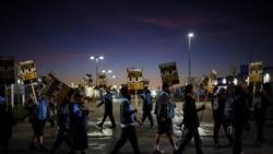 Aksi unjuk rasa di luar gudang Amazon DAX5, di City of Industry, California, Amerika Serikat, 19 Desember 2024. (Daniel Cole/REUTERS)