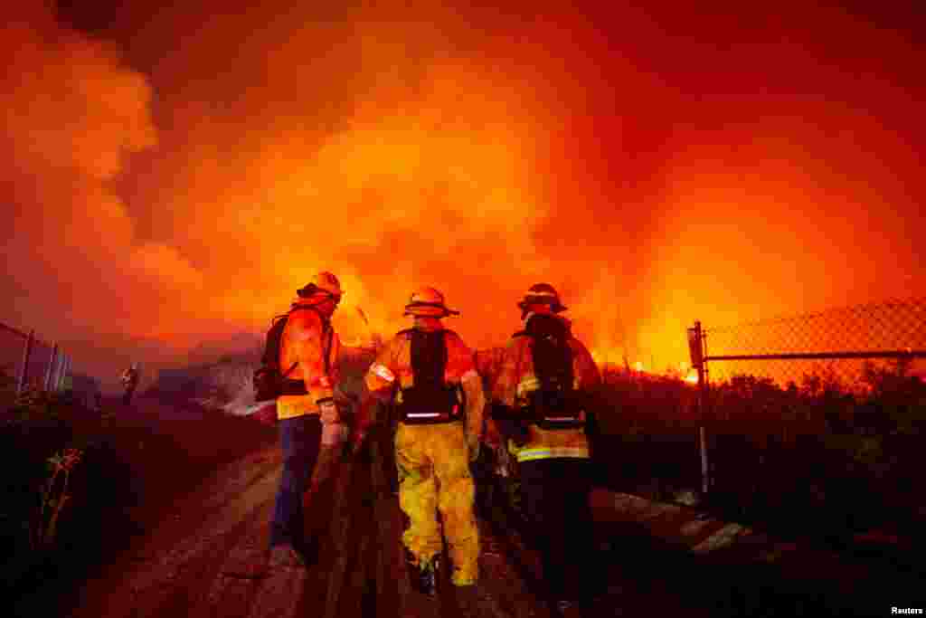 Por su parte, el Servicio Meteorológico Nacional emitió una advertencia debido a los fuertes vientos que vienen de las montañas de Santa Ana en el sur de California.