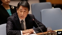 유엔 안보리가 새 대북제재 결의안을 통과시킨 2일 오준 유엔주재 한국대사가 안보리 회의에서 발언하고 있다.