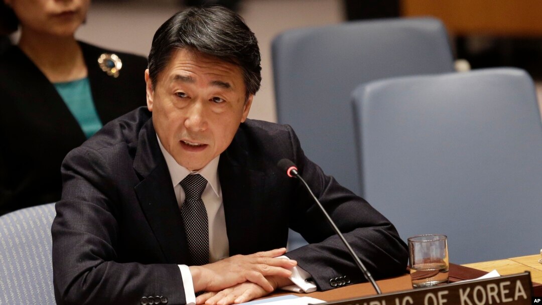 유엔 안보리가 새 대북제재 결의안을 통과시킨 2일 오준 유엔주재 한국대사가 안보리 회의에서 발언하고 있다.