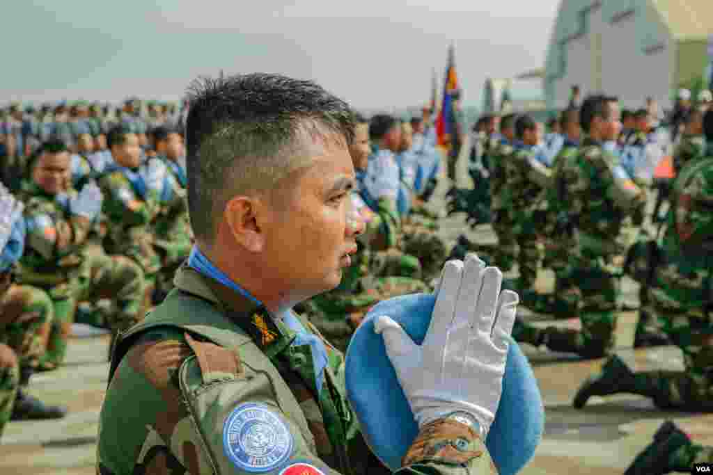 ទិដ្ឋភាពទូទៅនៃ​ពិធី​ជូន​ដំណើរ​ដល់​កង​កម្លាំង​មួក​ខៀវ​កម្ពុជា​ចំនួន​ ៤២៨​នាក់​ ដែល​នឹង​ចេញ​ដំណើរ​ទៅ​ចូលរួម​បេសកកម្ម​រក្សា​សន្តិភាព​ក្នុងប្រទេស​ម៉ាលី និង​ប្រទេស​ស៊ូដង់​ខាង​ត្បូង នា​មូល​ដ្ឋាន​ទ័ព​អាកាស​ពោធិ៍ចិនតុង​ រាជធានី​ភ្នំ​ពេញ​ ថ្ងៃទី​៣ ខែ​ឧសភា​ ឆ្នាំ​២០១៨។&nbsp; (អូន ឆេងប៉រ/VOA)&nbsp;