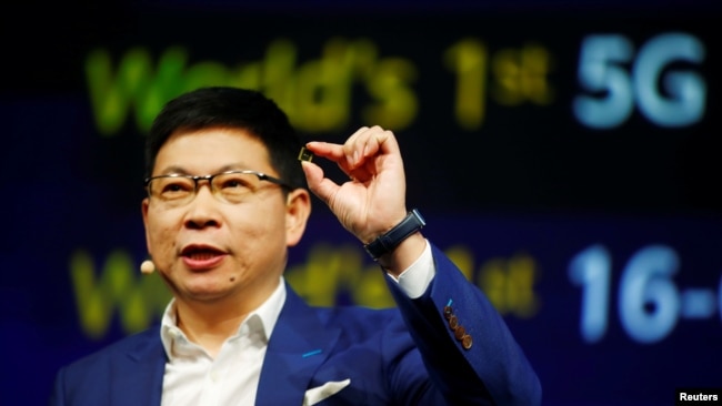 华为消费者业务首席执行官余承东在德国柏林举行的国际电子消费品展销会上推出“麒麟990 5G”芯片。（2019年9月6日）