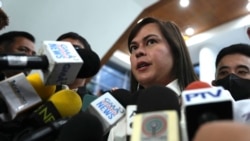 Wakil Presiden Filipina Sara Duterte berbicara kepada wartawan saat sidang yang dihadirinya ditangguhkan di DPR di Kota Quezon, Filipina, Senin, 25 November 2024. (Aaron Favila/AP)