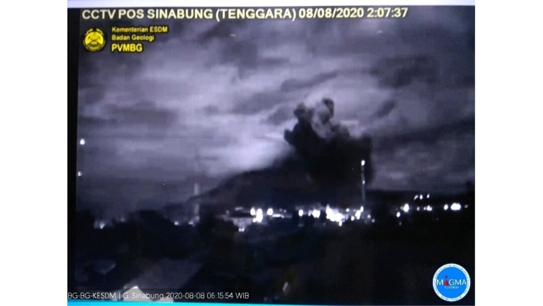Erupsi Gunung Sinabung yang terekam dari kamera pengintai Pos Pengamatan Gunung Api Sinabung, Sabtu 8 Agustus 2020. (Courtesy: PVMBG)