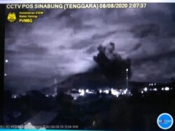 Erupsi Gunung Sinabung yang terekam dari kamera pengintai Pos Pengamatan Gunung Api Sinabung, Sabtu 8 Agustus 2020. (Courtesy: PVMBG)