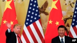 Presiden Amerika Serikat Donald Trump (kiri) bersama Presiden China Xi Jinping, menghadiri konferensi pers di Balai Besar Rakyat China, Beijing, Kamis, 9 November 2017. (AP Photo / Andy Wong).