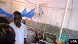 A Garoua, au Cameroun, un infirmier parlant de la malnutrition.
