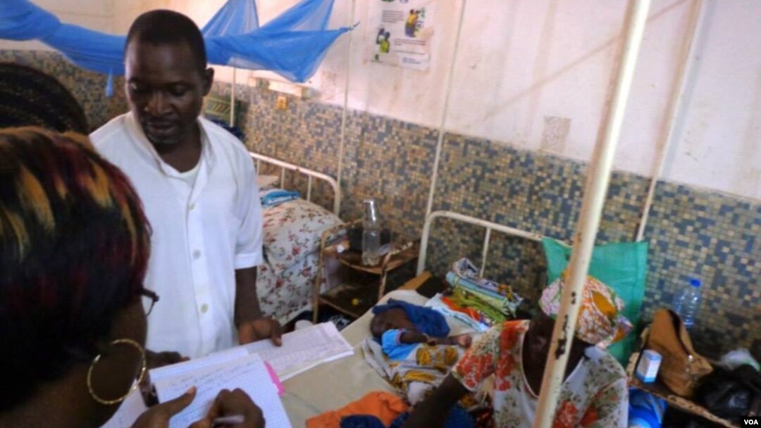FILE - In Garoua, Cameroon, one of the two nurses at the regional hospital explains the incidence of malnutrition (D. Ntaryike/VOA).