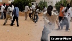 Sudan protester (Alsanosi Ahmed/VOA)