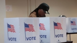 Seorang warga menggunakan hak pilihnya dalam pilpres AS di sebuah tempat pemungutan suara di Detroit, Michigan, pada 3 November 2024. (Foto: Reuters/Rebecca Cook)