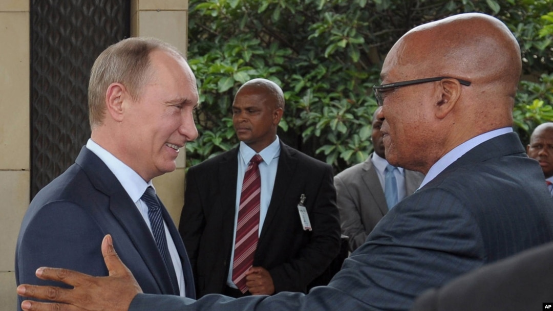 Rossiya prezidenti Vladimir Putin (chapda) va Janubiy Afrika rahbari Jeykob Zuma sammit chog'ida. 27-mart, 2013. 