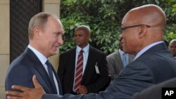 Rossiya prezidenti Vladimir Putin (chapda) va Janubiy Afrika rahbari Jeykob Zuma sammit chog'ida. 27-mart, 2013. 