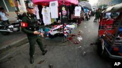 태국 방콕 중심가에서 23일 반정부 시위 도중 발생한 폭탄 공격 현장을 경찰이 지키고 있다.