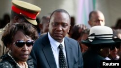 Kenyan President Uhuru Kenyatta joins relatives at burial of his nephew Mbugua Maina and Maina's fiancee Rosemary Wahito, Gatundu village, near Nairobi, Sept. 27, 2013.