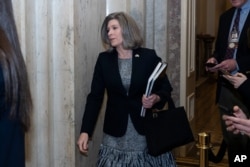 ARCHIVO - La senadora Joni Ernst, republicana de Iowa, camina por el Capitolio el lunes 3 de febrero de 2020 en Washington. (Foto AP/Alex Brandon)