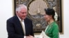 Državni sekretar SAD Reks Tilerson razgovara sa Aung San Su Ći, liderkom Mjanmara. 