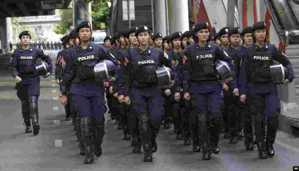 An anti-coup activist called for a weekend rally to defy the military government&#39;s ban on demonstrations. Here female riot police arrive at Victory Monument in Bangkok, May 30, 2014.
