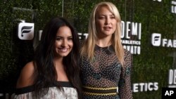 Demi Lovato y Kate Hudson buscan que la nueva línea de ropa deportiva permita a las mujeres sentirse cómodas y libres para hacer lo que las haga felices.